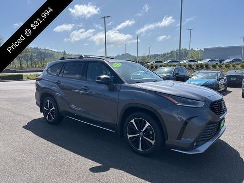 Used 2022 Toyota Highlander XSE AWD/4WD image 4