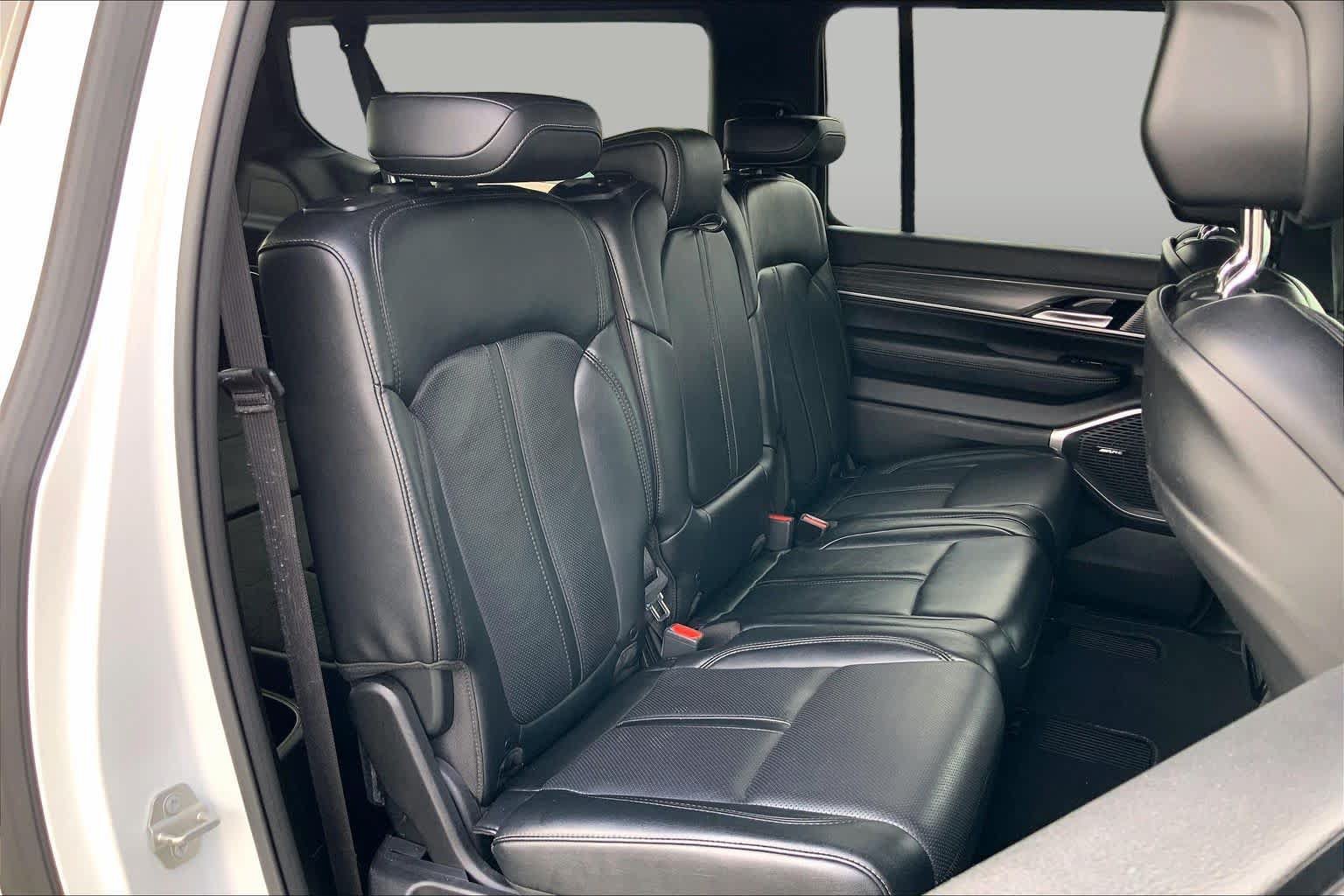 Used 2024 Jeep Wagoneer L Series III w/ Flexible Seating Group AWD/4WD image 18