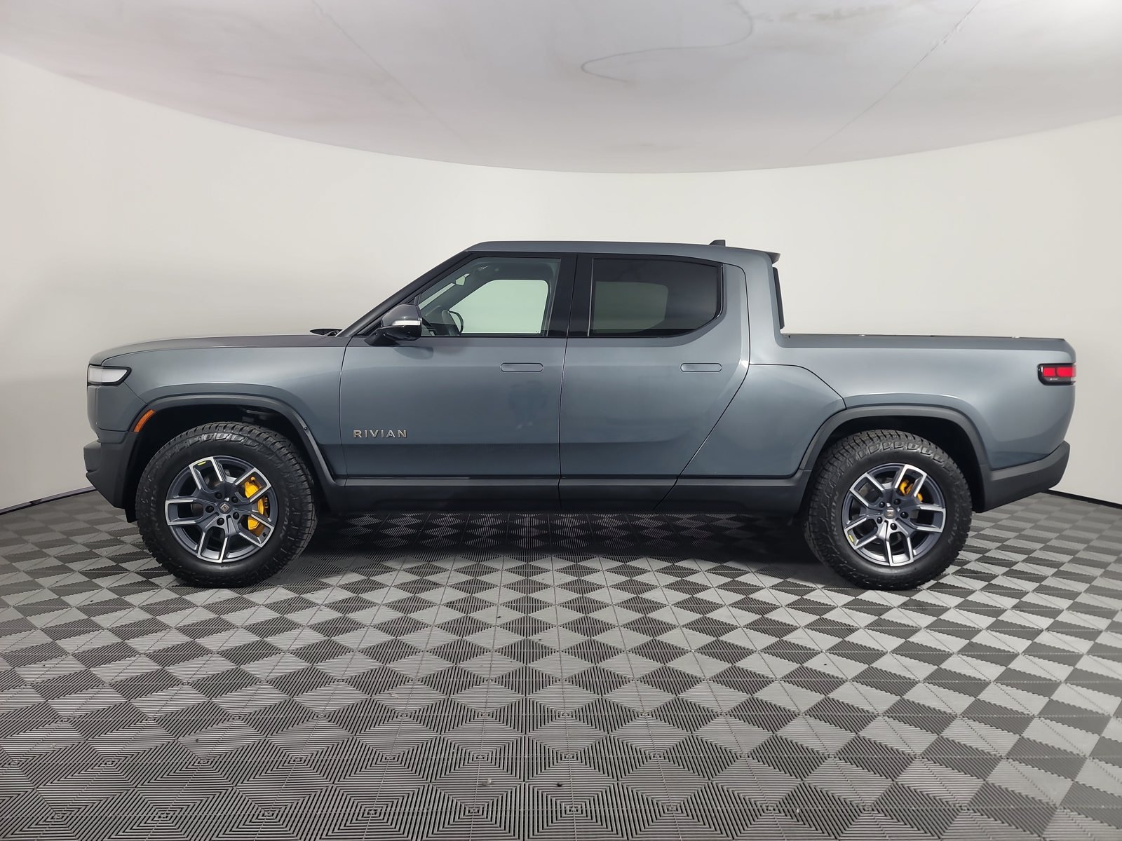 Used 2022 Rivian R1T Adventure AWD/4WD image 2