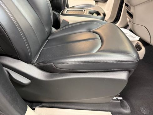 Used 2023 Chrysler Pacifica Touring-L FWD image 33
