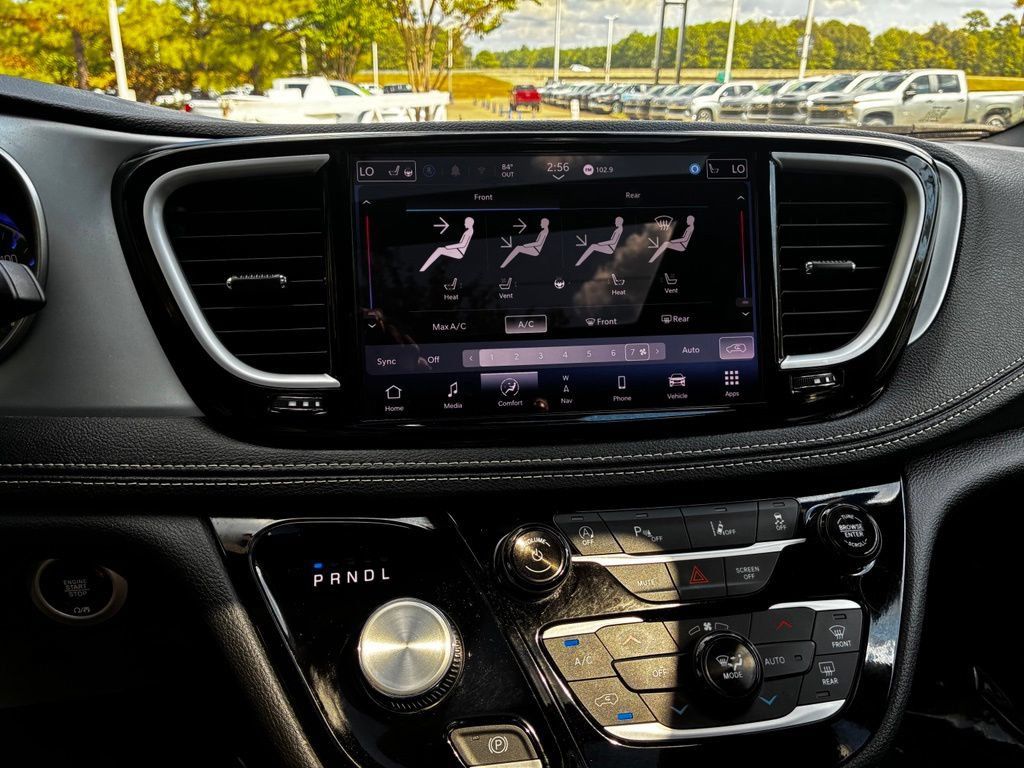 Used 2025 Chrysler Pacifica Limited FWD image 27