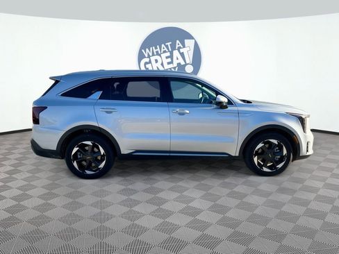 Certified 2025 Kia Sorento EX image 8