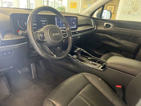Used 2025 Kia Sorento SX AWD/4WD image 9