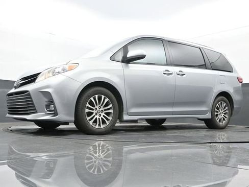Used 2020 Toyota Sienna XLE image 12