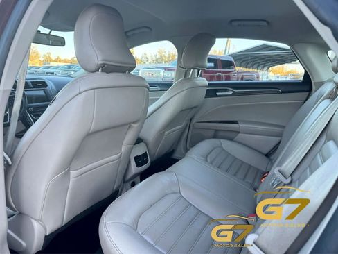 Used 2017 Ford Fusion SE w/ Fusion SE Technology Package FWD image 19