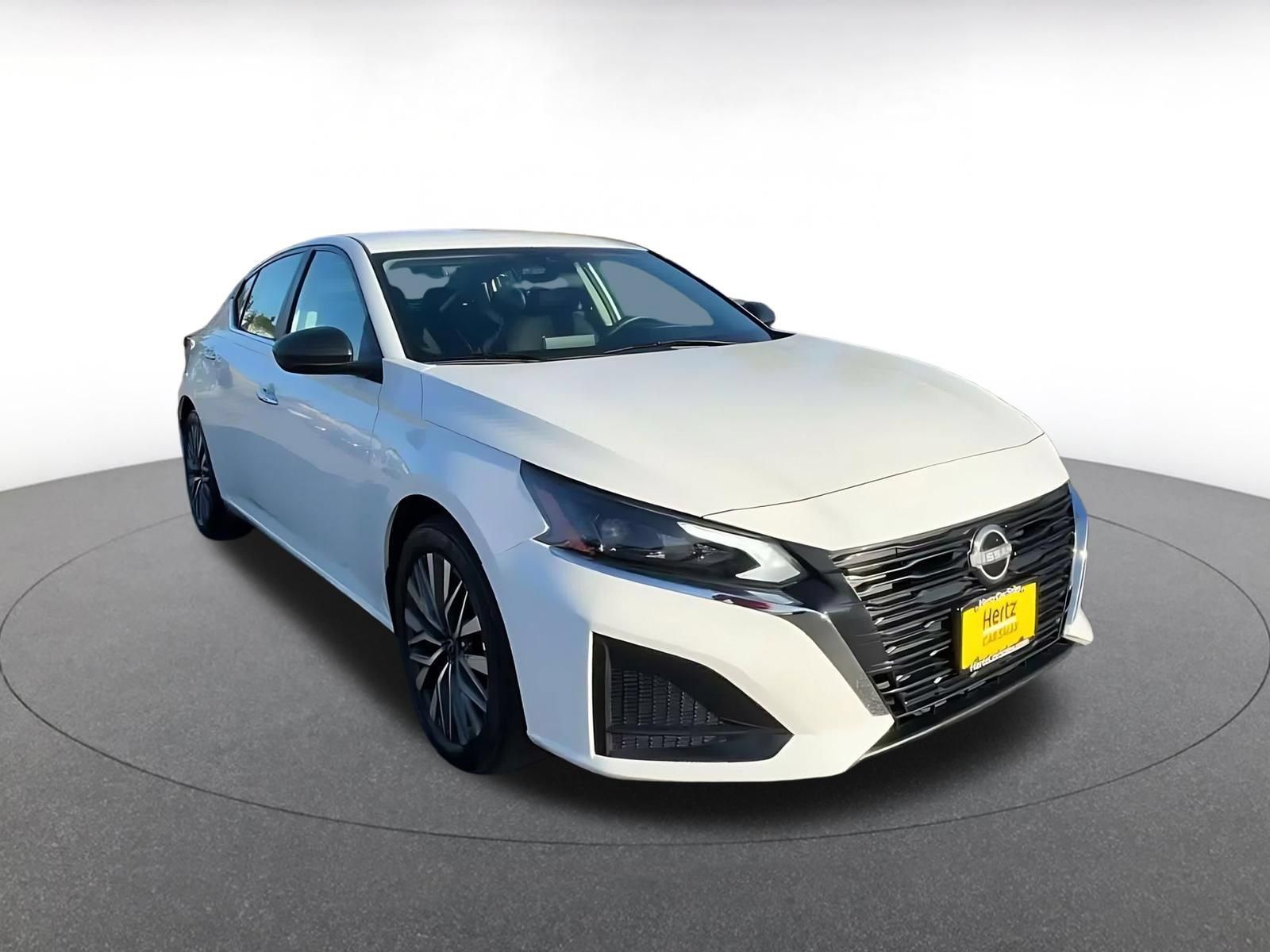 Used 2025 Nissan Altima 2.5 SV FWD image 3