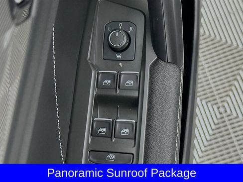 Used 2024 Volkswagen Tiguan SE w/ Panoramic Sunroof Package image 22