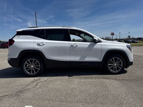 Used 2024 GMC Terrain SLT image 8