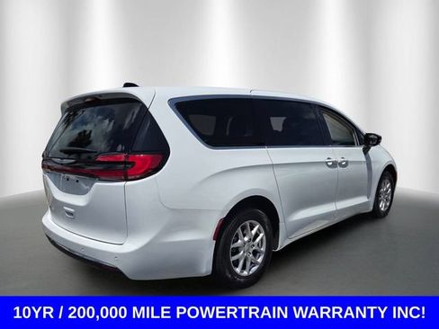 Used 2024 Chrysler Pacifica Touring-L FWD image 5