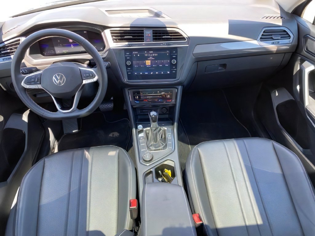 Used 2023 Volkswagen Tiguan SE w/ Panoramic Sunroof Package AWD/4WD image 16