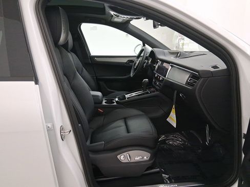 Used 2026 Porsche Macan AWD/4WD image 37