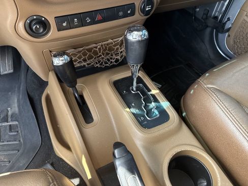 Used 2017 Jeep Wrangler Unlimited Sahara w/ Connectivity Group AWD/4WD image 19