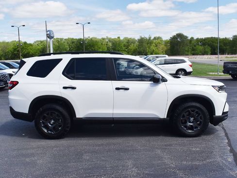 Used 2025 Honda Pilot TrailSport image 14