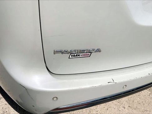 Used 2017 Chrysler Pacifica Touring-L FWD image 27