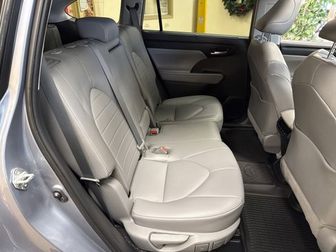 Used 2021 Toyota Highlander XLE image 20