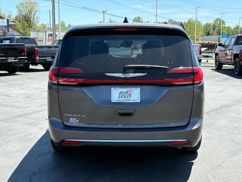 Used 2023 Chrysler Pacifica Touring-L FWD image 28