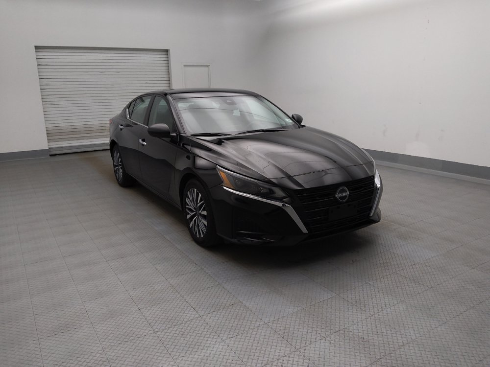 Used 2025 Nissan Altima 2.5 SV FWD image 13