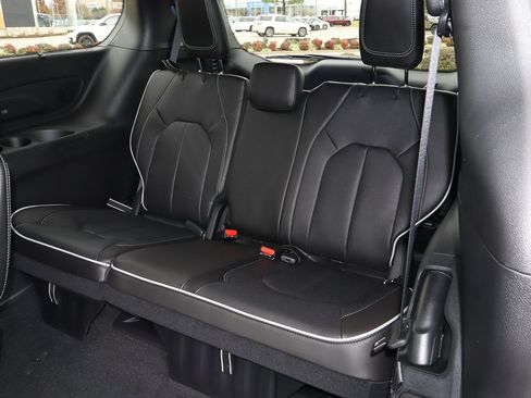 New 2026 Chrysler Pacifica Limited w/ Uconnect Theater Family Group image 18