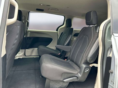 Used 2023 Chrysler Voyager LX FWD image 10