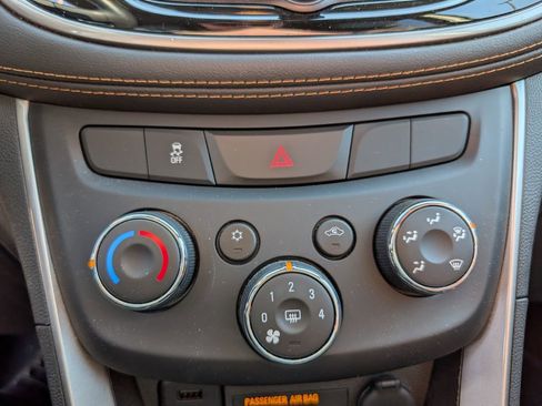 Used 2020 Chevrolet Trax LT w/ LT Convenience Package image 17