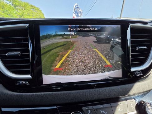 Used 2025 Chrysler Pacifica Select FWD image 17