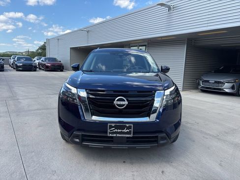 Used 2025 Nissan Pathfinder SV FWD image 2