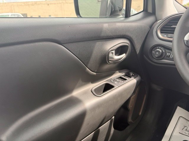 Used 2023 Jeep Renegade Latitude AWD/4WD image 18