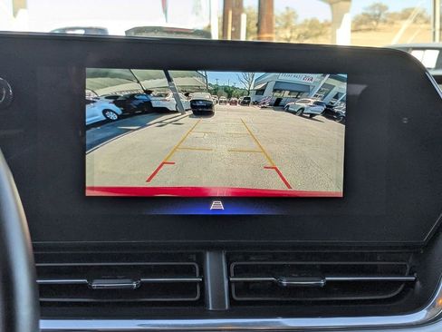 Used 2025 Chevrolet Trax LT w/ LT Convenience Package image 18