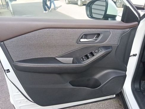 Used 2023 Nissan Rogue SV image 11