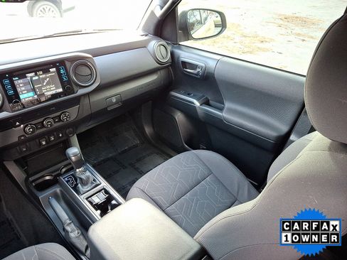 Used 2019 Toyota Tacoma TRD Sport image 17