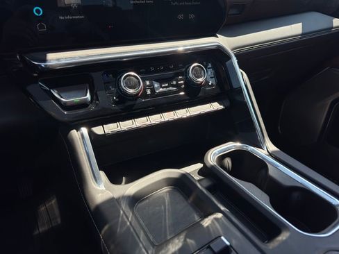 Used 2024 GMC Sierra 2500 Denali Ultimate AWD/4WD image 12