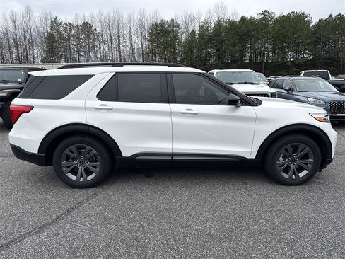 Used 2022 Ford Explorer XLT w/ Equipment Group 202A image 8