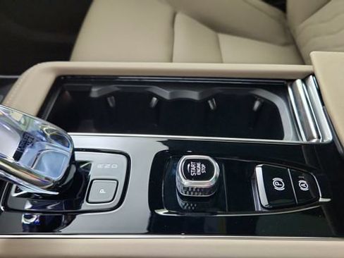 New 2026 Volvo XC90 B6 Plus w/ Protection Package Premier AWD/4WD image 17