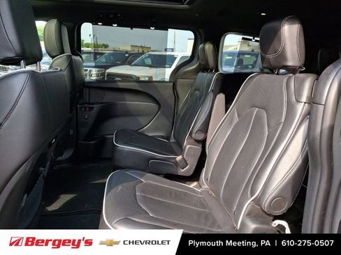 Used 2025 Chrysler Pacifica Limited FWD image 14