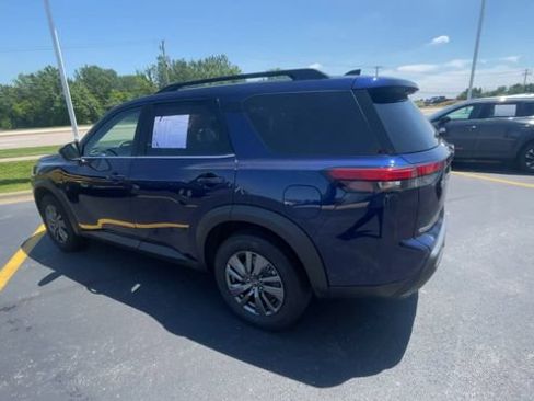 Used 2025 Nissan Pathfinder SV FWD image 8