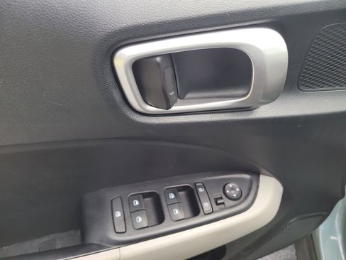 Used 2025 Hyundai Venue SEL image 18