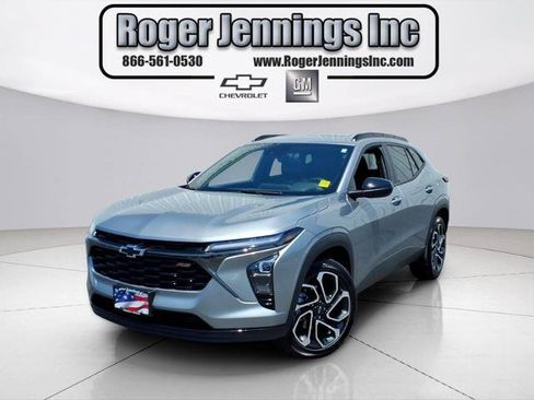 Used 2024 Chevrolet Trax RS w/ Sunroof Package FWD image 1