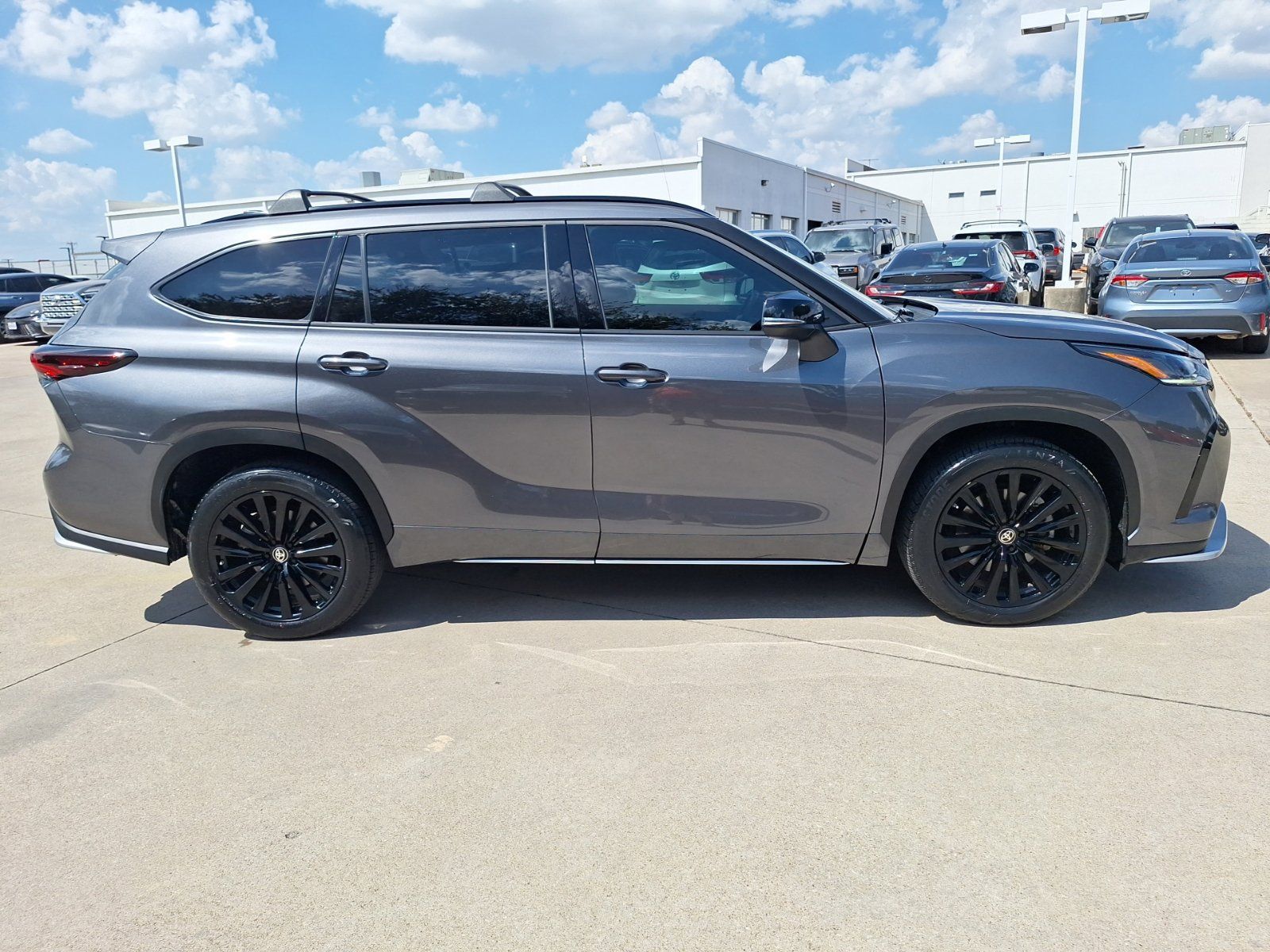 Used 2024 Toyota Highlander XSE AWD/4WD image 7