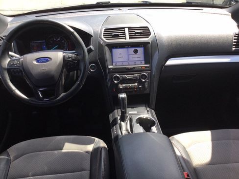 Used 2017 Ford Explorer XLT w/ Equipment Group 202A AWD/4WD image 21