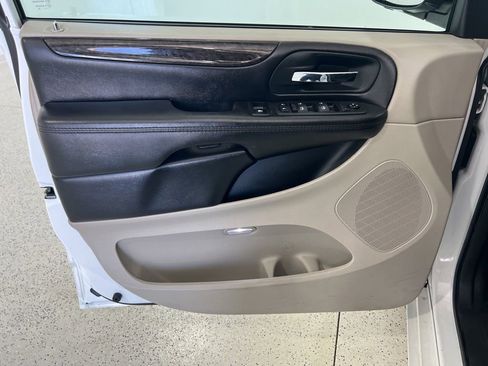 Used 2020 Dodge Grand Caravan SE w/ UConnect Hands-Free Group FWD image 17