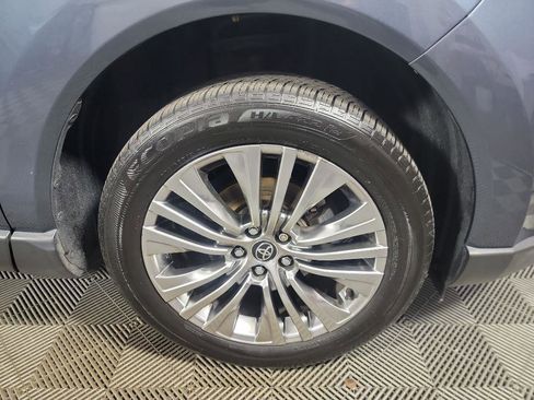 Used 2021 Toyota Venza Limited image 3