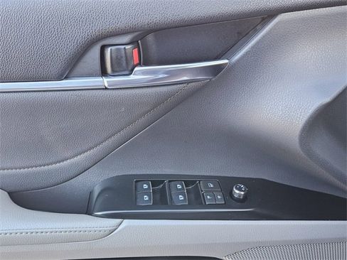 Used 2018 Toyota Camry XLE image 23