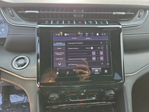 Used 2025 Jeep Grand Cherokee Laredo w/ Luxury Tech Group I AWD/4WD image 25