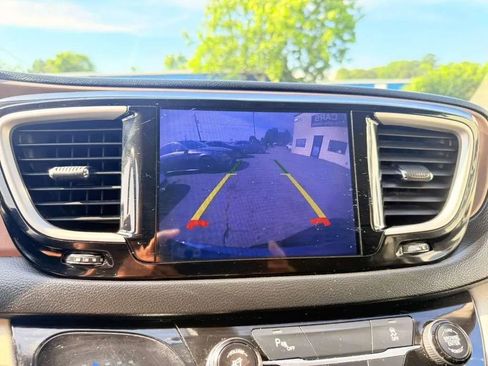 Used 2017 Chrysler Pacifica Touring FWD image 22