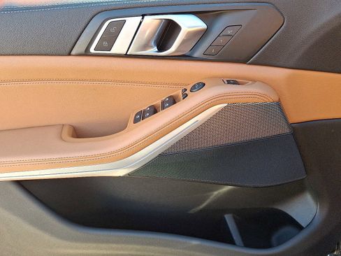 Used 2021 BMW X5 xDrive40i w/ M Sport Package image 12