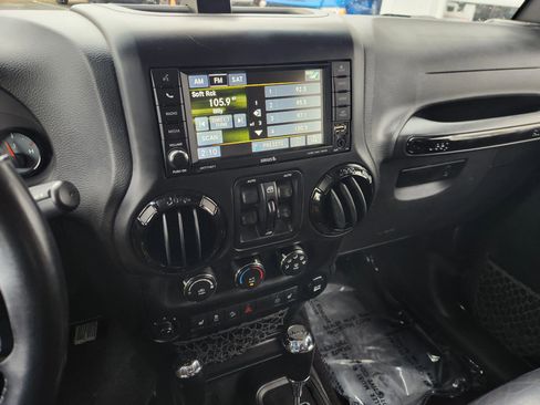 Used 2017 Jeep Wrangler Unlimited Sahara AWD/4WD image 37