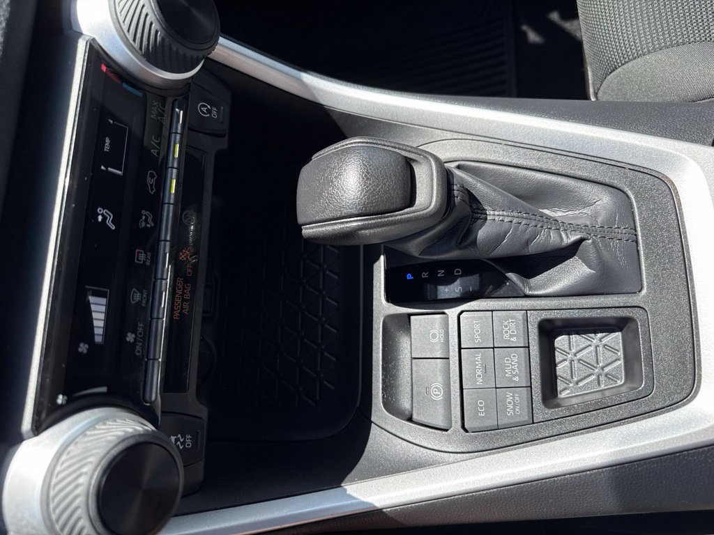Used 2021 Toyota RAV4 LE AWD/4WD image 16