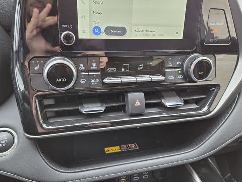 Used 2025 Toyota Highlander XLE image 24