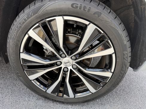 Certified 2024 Volvo XC60 B5 Plus w/ Protection Package Premier AWD/4WD image 33