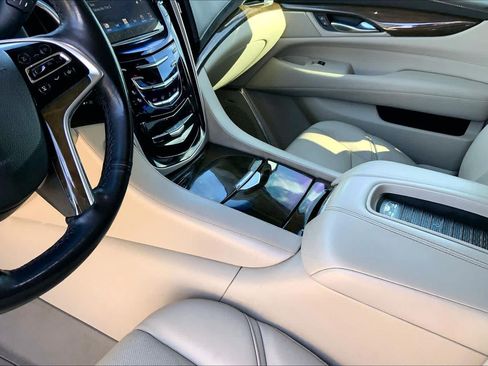 Used 2019 Cadillac Escalade Premium Luxury RWD image 17